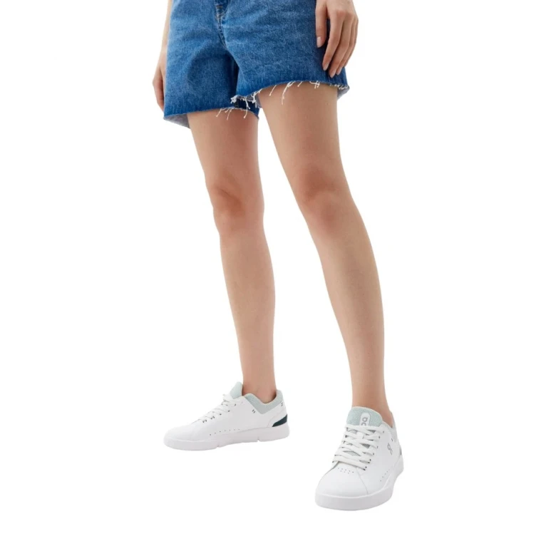 W The Roger Advantage 1 6