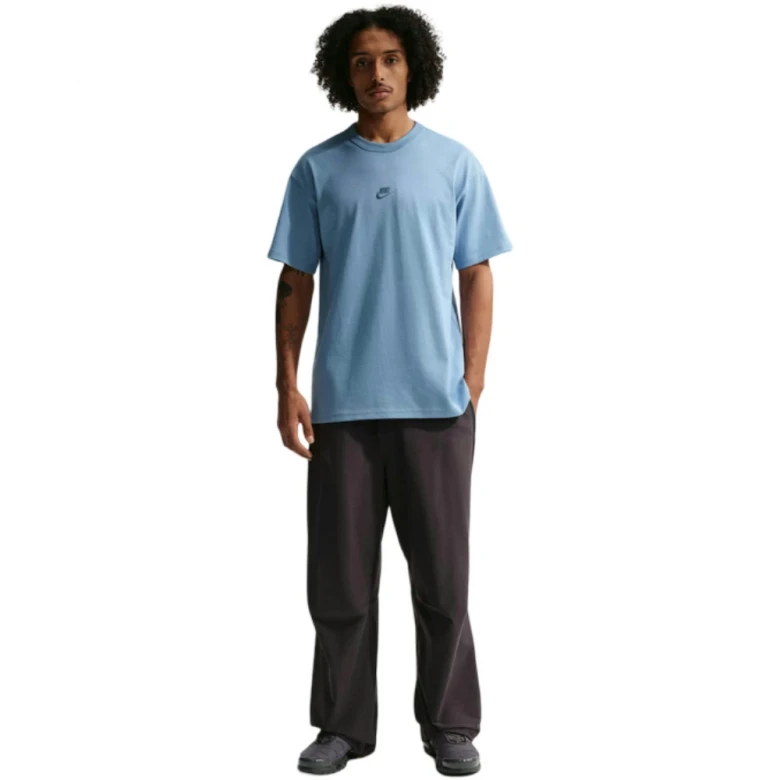 M Nsw Tee Lse Prem Ess Sust