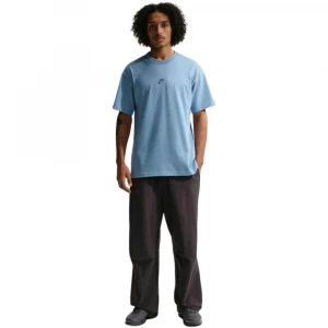 M Nsw Tee Lse Prem Ess Sust