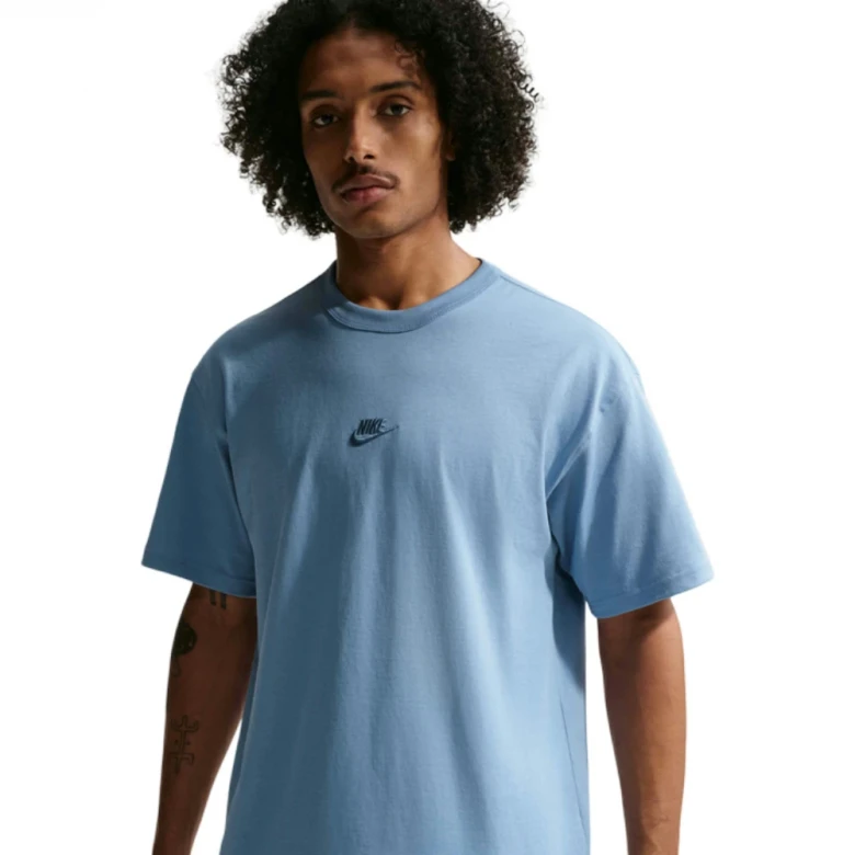 M Nsw Tee Lse Prem Ess Sust 1