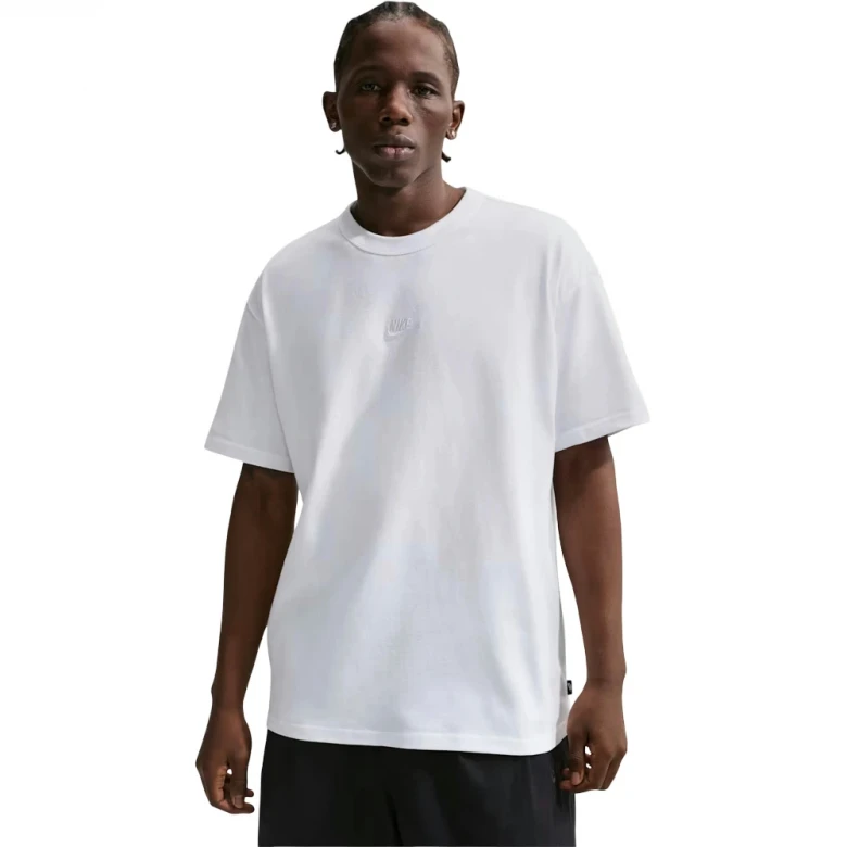 M Nsw Tee Lse Prem Ess Sust